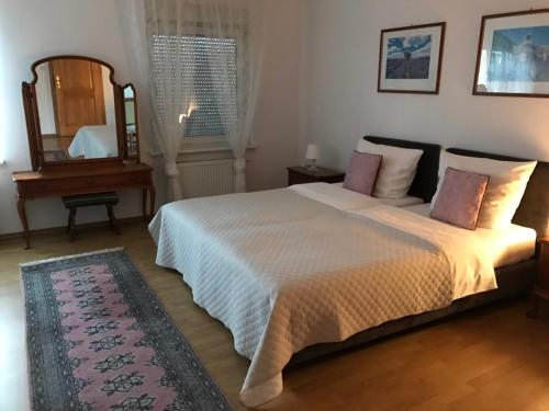 um quarto com uma cama grande, um espelho e um piano em Monte Christo em Miastko