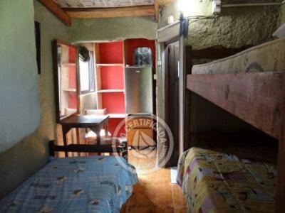 a bedroom with a bunk bed and a desk at El cuento del gainford in Aguas Dulces