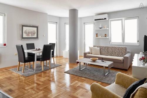 Bright Apartment Near City Center