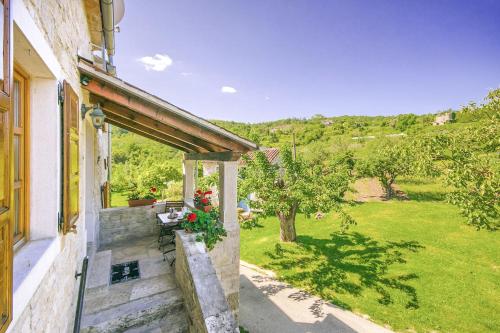 a balcony of a house with a view of a yard at Villa Angela e Giovanni in Vižinada