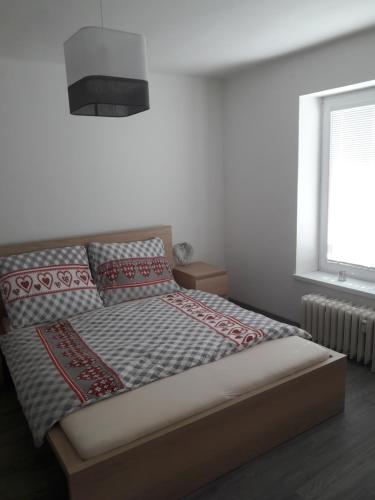 Un pat sau paturi într-o cameră la Apartman Dominik