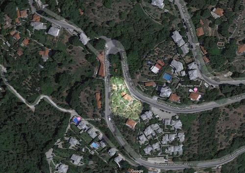 einen Blick über eine Straße mit Häusern und Gärten in der Unterkunft Villa Marina, Βίλλα Μαρίνα in Milies