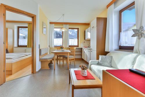 a living room with a couch and a table in a room at Ferienwohnungen Kapp in Tröpolach