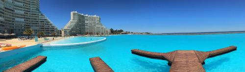 a swimming pool with a starfish in the middle at Departamento San Alfonso in Algarrobo