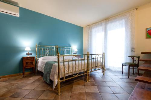 ein Schlafzimmer mit einem Bett und einer blauen Wand in der Unterkunft Residenza Montebello in Verona