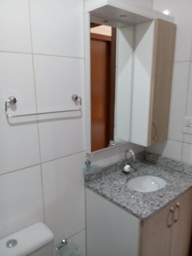 uma casa de banho com um lavatório e um espelho em Residencial Gurtler 209 em Gramado