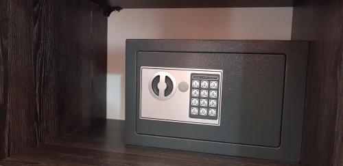 microondas con panel de control en un armario de madera en LA MATERA Suites, en Costa del Este