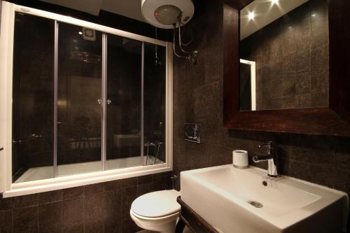 Un baño de Apartments and Rooms Teona