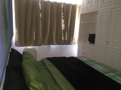 Una cama o camas en una habitación de Adonai Copacabana Rooms 01
