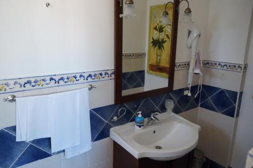 bagno con lavandino e specchio di Casa Matarazzo a Città di Lipari