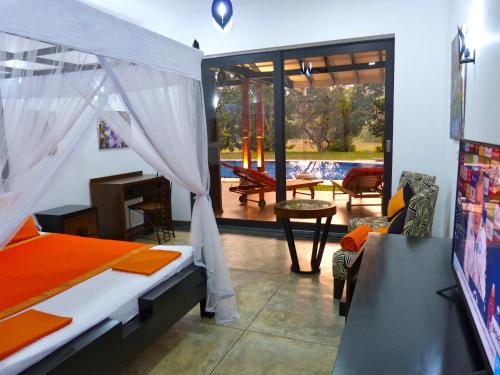Giường trong phòng chung tại Tropical Dream Villa