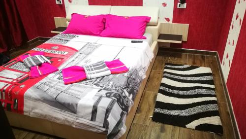 Un dormitorio con una cama con zapatos rosados. en CoquetteHouse Cotroceni Palace, en Bucarest
