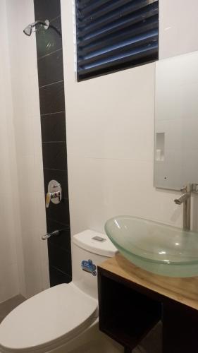 ein Badezimmer mit Waschbecken und Toilette in der Unterkunft La Casa Teresa Tourist Inn in El Nido