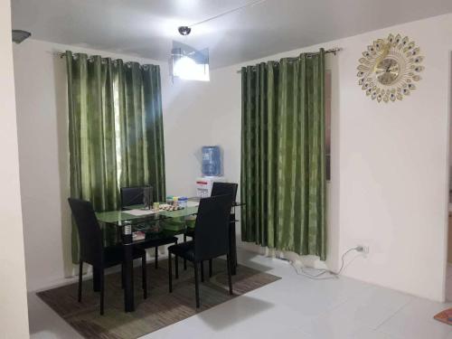 Χώρος καθιστικού στο 3BR house @ Fiesta Village