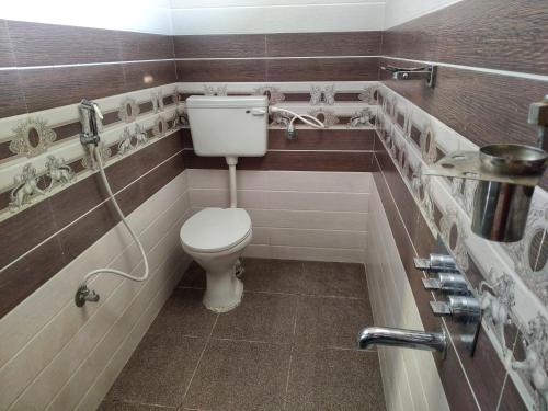 uma pequena casa de banho com WC num quarto em Suja Home Stay em Hampi