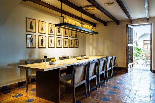a bar with chairs and a table in a room at Parador de Mérida in Merida