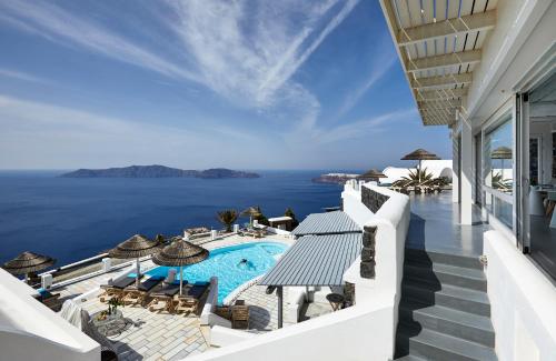 uma vista para o oceano a partir da varanda de um resort em Santorini Princess Spa Hotel em Imerovigli