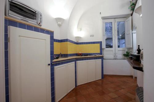 Η κουζίνα ή μικρή κουζίνα στο Vicolo 23 House