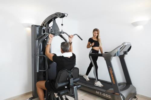 Fitness centrum a/nebo fitness zařízení v ubytování Santorini Princess Presidential Suites