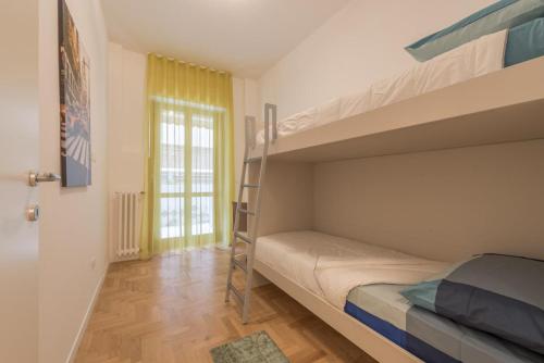 1 dormitorio con 2 literas y ventana en Linda House, en Pescara