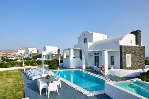 une image d'une villa avec une piscine dans l'établissement Santorini Princess Presidential Suites, à Akrotiri