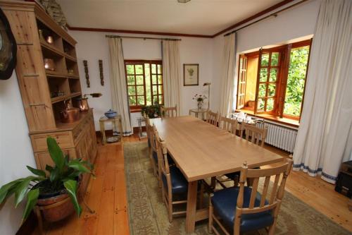 uma sala de jantar com uma mesa de madeira e cadeiras em El Berdial em San Esteban de Pravia