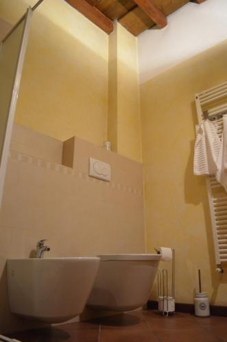 a bathroom with a large white tub in a room at Agriturismo Cipolli e Podò Corte Carlini in Mantova