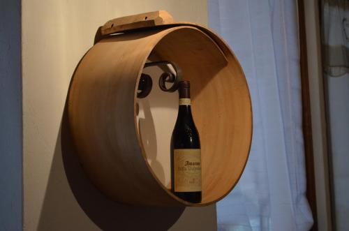 a bottle of wine in a wine bottle holder at Agriturismo Cipolli e Podò Corte Carlini in Mantova