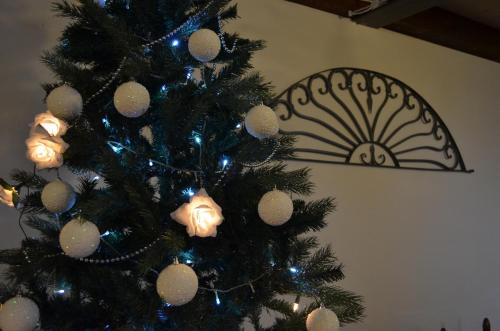 a christmas tree with white ornaments on it at Agriturismo Cipolli e Podò Corte Carlini in Mantova