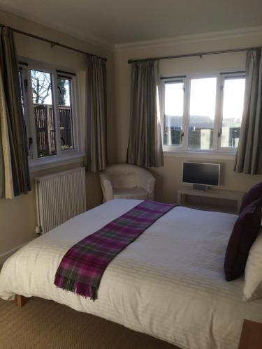 Una cama o camas en una habitación de Broomfields Country House