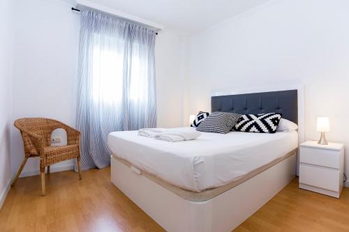 A bed or beds in a room at Livemalaga Ventura & Parking