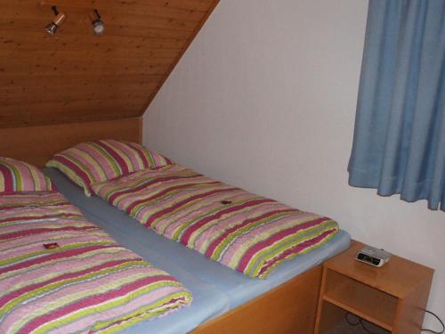 ヴィスマールにあるCentral Apartment near Sea in Wismarのベッドルーム1室(隣り合わせのベッド2台付)