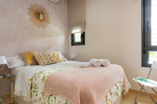 1 dormitorio con 1 cama con manta rosa en HSH Suites Metropol, en Sevilla