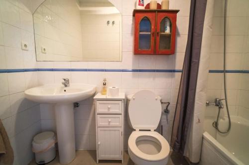 ネルハにあるApartment in Burriana, Nerjaの小さなバスルーム(洗面台、トイレ付)