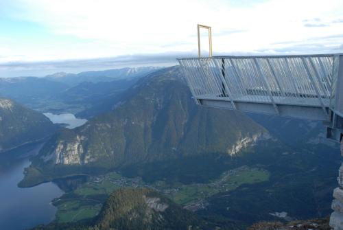 a viewing platform on the edge of a mountain at Hostel Bad Goisern in Bad Goisern