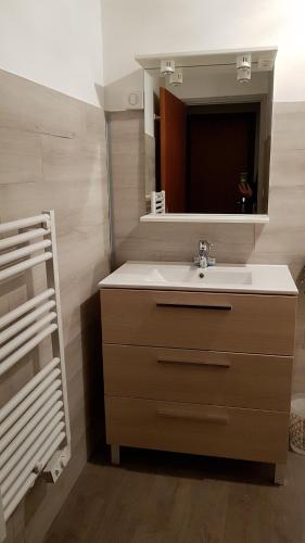 une salle de bain avec un lavabo et un miroir dans l'établissement L'Edelweiss, à Aillon-le-Jeune