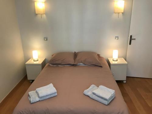 Кровать или кровати в номере LE ROYAL (3 pièces au centre de DEAUVILLE)