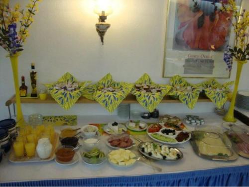 ブラウンラーゲにあるHotel Hecker Braunlageのたくさんの食べ物の皿が置かれたテーブル