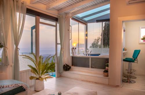 uma casa de banho com banheira e uma grande janela em Michelle Suite סוויטת מישל em Amirim