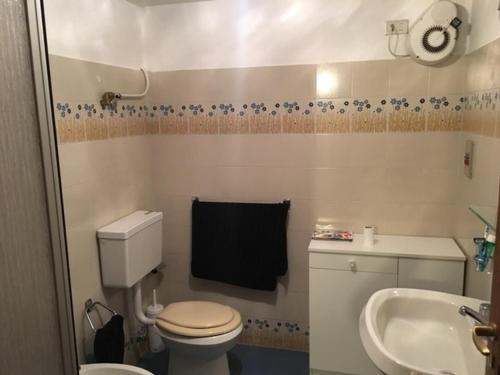 een badkamer met een toilet en een wastafel bij Appartamento Cretaz 2 in Valtournenche