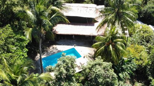 uma vista aérea de um resort com uma piscina em Hotel Buenos Aires em Santa Teresa