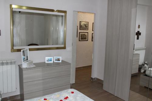 ナポリにあるA&C SweetHomeのリビングルーム(大きな鏡付きドレッサー付)