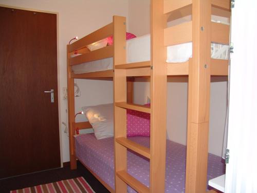 ロイカーバートにあるClabina 19の二段ベッド2組が備わる客室です。
