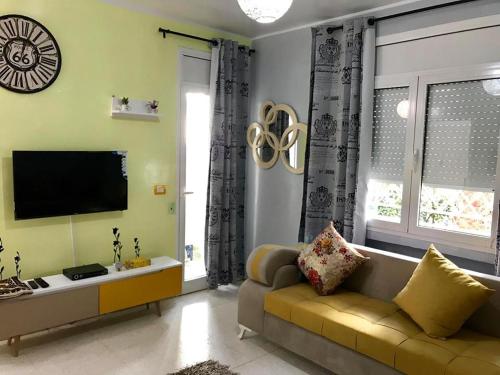 Il comprend un salon doté d'un canapé et d'une télévision à écran plat. dans l'établissement Apartment Tunis 2 Near airport, à Ariana