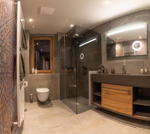 Un baño de Appartement Zillertal Klee mit Restaurant KleemenTine