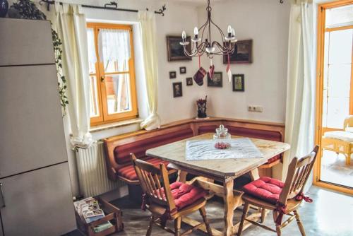 comedor con mesa y sillas en Ferienwohnung Lackner, en Rennweg