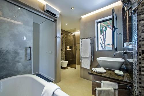 Phòng tắm tại Four Seasons Country Club