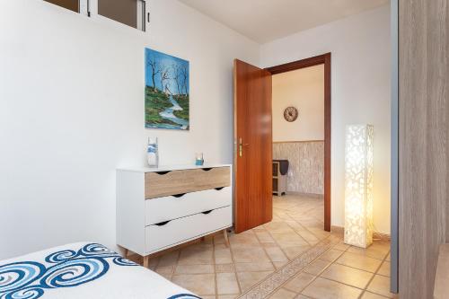 1 dormitorio con cama, armario y puerta en Apartment in a House, en Tavira