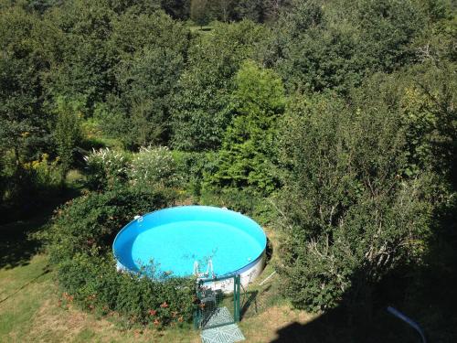 une vue aérienne d'une piscine dans un jardin dans l'établissement Domaine du Sable, à Saint-Julien-aux-Bois