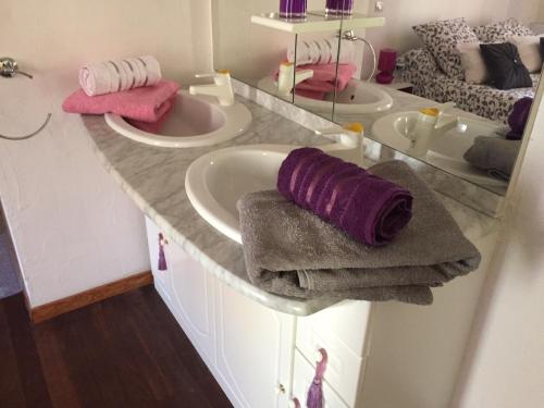 a bathroom with two sinks and two mirrors at L'AMARILYS chambre d'hôte au coeur du village, terrasse avec vue sur le château in Châteauneuf-du-Pape